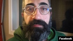 بهداد اسفهبد که ۳۷ ساله است و ملیت کانادایی نیز دارد، از دانش‌آموختگان دانشگاه شریف در تهران و دانشگاه تورنتو در کاناداست.
