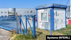 Влтава дарыясынын жээгиндеги чакан шаарчада жайгашкан Astrum LT заводу.