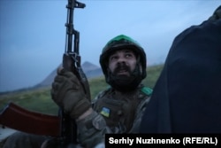 Украинскиот војник Рустам (35) ги гледа непријателските беспилотни летала од пикап на периферијата на Новохродивка, во регионот Доњецк на 31 август 2024 година