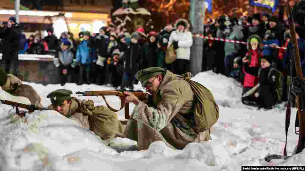 Історична реконструкція бою військ УНР проти більшовиків на заводі «Арсенал». По закінченню реконструкції від Арсенальної площі до Аскольдової могили пройшов смолоскиповий марш до Дня пам'яті Героїв Крут. Київ, 27 січня 2019 року ПЕРЕГЛЯНЬТЕ ФОТОГАЛЕРЕЮ