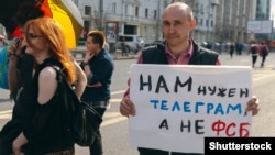 Москвада "Телеграмды" колдогон акциянын катышуучусу. 30-апрель, 2018-жыл. 