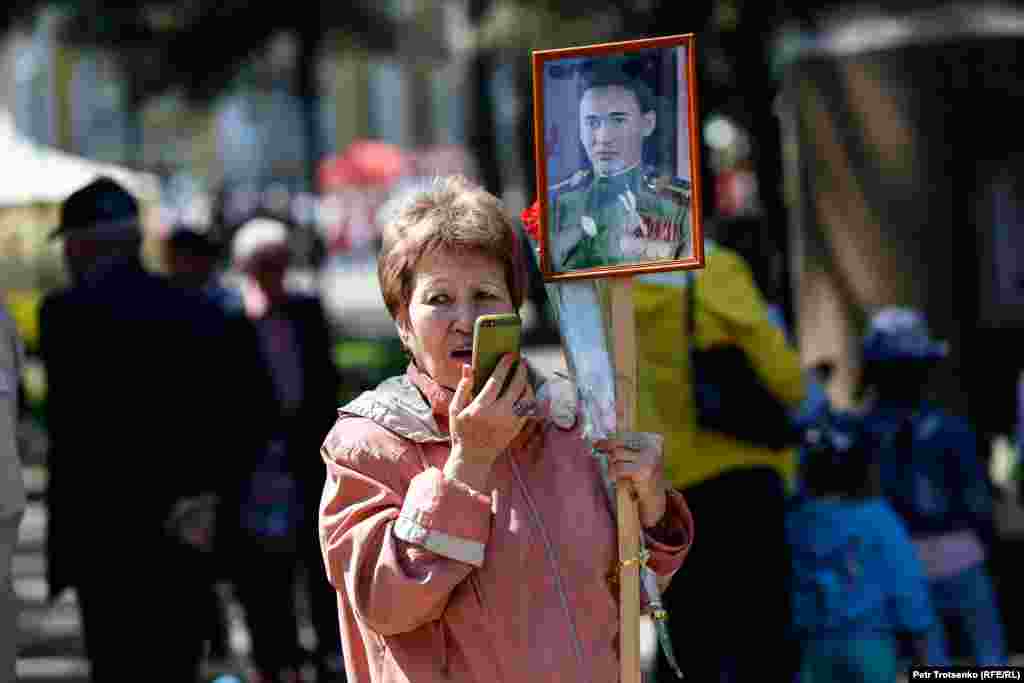 С самого утра в парке были проблемы со связью, а доступа в Интернет не было вообще. Люди говорили, что связь "глушат специально", поскольку в этот день в парке должен был состояться митинг, призывы к которому циркулировали в социальных сетях, Алматы, 9 мая 2019 года.