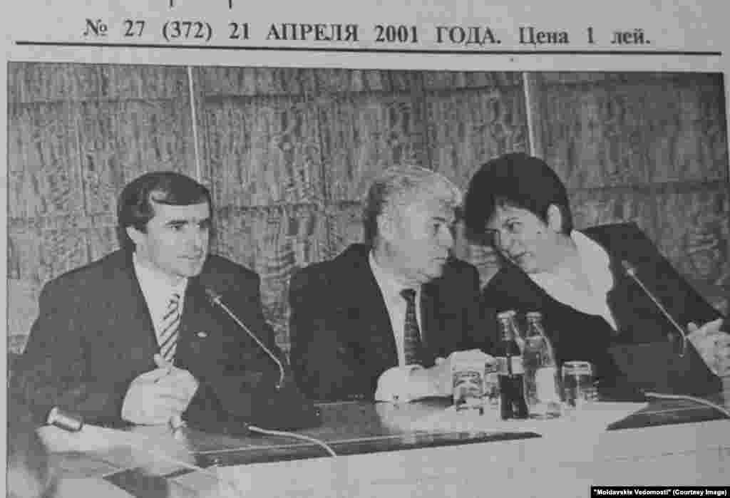 "Moldavskie Vedomosti", 21 aprilie 2001, de la stânga la dreapta: premierul Vasile Tarlev, preşedintele Vladimir Voronin şi şefa legislativului Eugenia Ospciuc