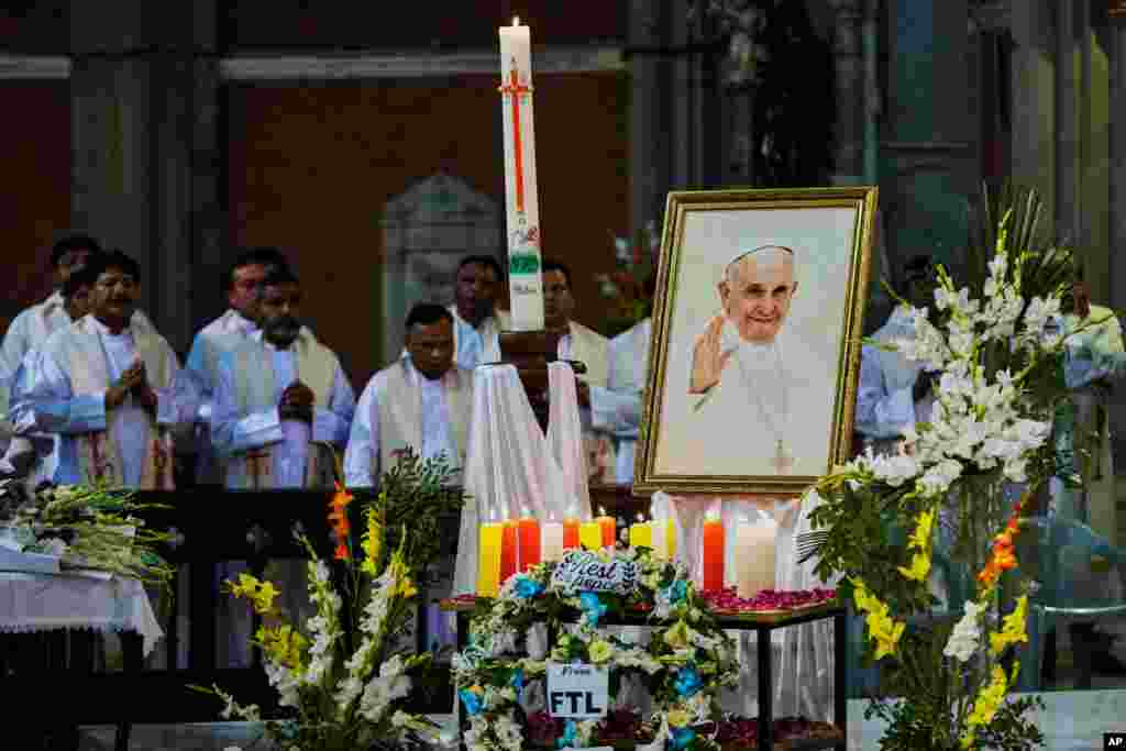 Creștinii participă la o slujbă de pomenire a Papei Francisc la Biserica Catedralei Sfânta Inimă, în Lahore, Pakistan. 24 aprilie 2025. 