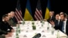 Delegația ucraineană (stânga) și cea americană (dreapta), în timpul discuțiilor purtate la Conferința de Securitate de la München, 14 februarie 2025.