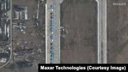 Російські бомбардувальники Су-34 на аеродромі Морозовськ, супутникова світлина, березень 2021 року