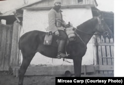 Ofițerul Constantin Carp pe calul Colibri în timpul primului război mondial