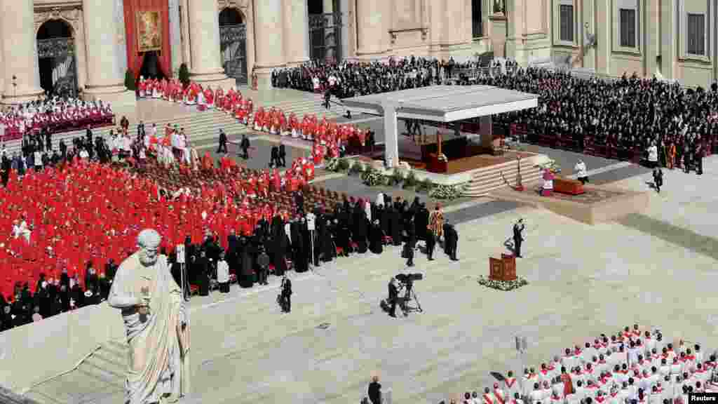 Membri ai clerului lângă sicriul Papei Francisc, în timpul slujbei.