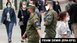 Војници на ЕУФОР од Словачка во центарот на Сараево, Босна и Херцеговина