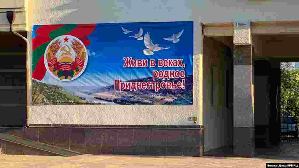 Și panou propagandistic local, din rus. "Să dăinuiești, draga Transnistria!"