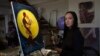 Într-un studio de artă din Kiev plin de șevalete și pânze, Irina Farion face ultimele retușuri la o pictură în ulei care înfățișează doi copaci împletiți, cu rădăcini comune, iluminate de un soare uriaș.<br />
<br />
&bdquo;Simt că eu și soțul meu am fost amândoi uciși în război&rdquo;, spune Irina despre copacii din pictură. &bdquo;Sunt ca două suflete, ca două inimi, ca un singur trup.&rdquo;<br />
<br />
Ea este una dintre miile de femei ucrainene care și-au pierdut partenerii în războiul pe care Rusia l-a lansat împotriva țării lor, în urmă cu aproape 17 luni.
