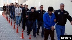 Сүрөттө: Түрк полициясы "гүленчилер" деп шектелгендерди кармап баратат 