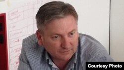Oleg Josanu, stabilit de 20 de ani în Italia, lucrează la Comisia Naţională pentru recunoașterea dreptului la protecţie internațională și azil politic a Prefecturilor din Vicenza, Verona și Treviso