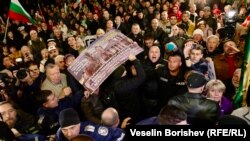Протест пред Бугарскиот народен театар во Софија поради поставувањето на претставата „Оружјето и човекот“, во режија на Џон Малкович на 7 ноември 2024