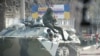 Російські військові без розпізнавальних знаків блокують українських морпіхів у Керчі. Крим, 13 березня 2014 року