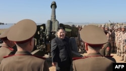 Северокорейский глава Ким Чен Ын с военными