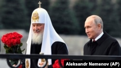 It is very rare for such a large number of religious clerics of the Orthodox Church to openly challenge President Vladimir Putin (right). In recent years, the Russian Orthodox Church and its leader, Patriarch Kirill (left), who did not sign the letter, have fully supported Putin's policies.