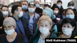 Кыргызские мигранты в аэропорту Новосибирска.