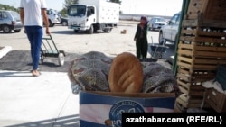 Уличная продажа хлеба, Ашхабад 