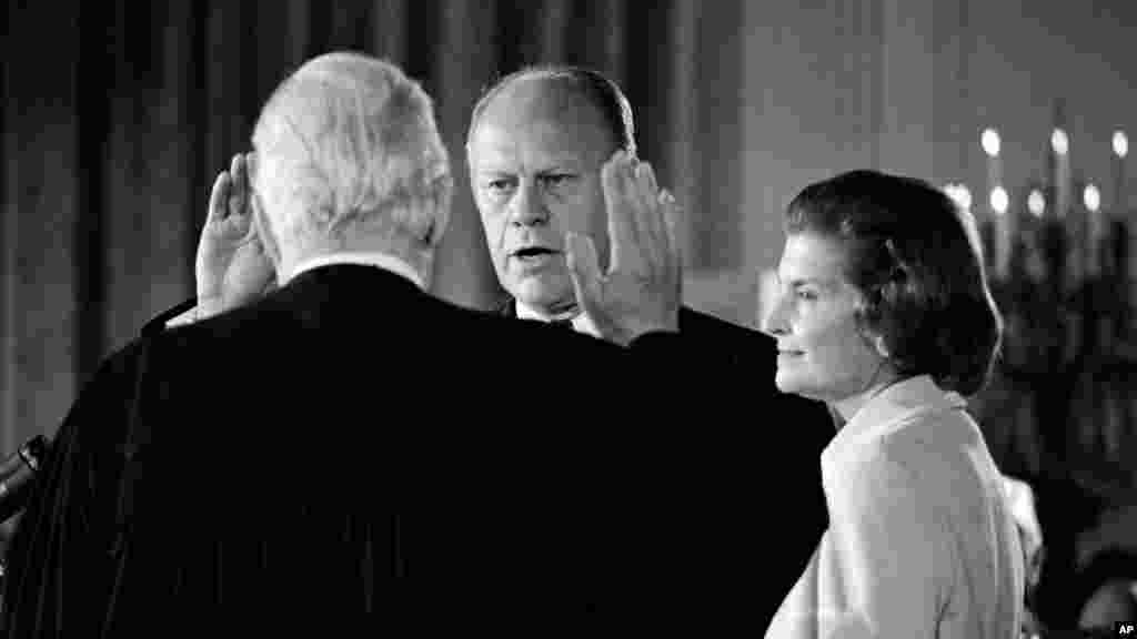 Gerald R. Ford polaže zakletvu kao 38. predsjednik Sjedinjenih Američkih Država unutar Bijele kuće dok njegova supruga Betty gleda. Inauguracija se održala 9. augusta 1974. godine, na dan ostavke predsjednika Nixona. 