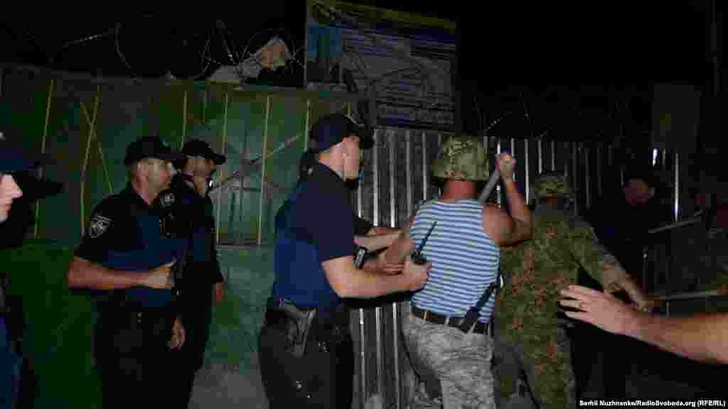 Під час сутичок на місці забудови у Святошинському провулку 2. Київ, 7 вересня 2016 року БІЛЬШЕ ПРО ЦЕ