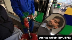 په پېښور کې یو کس په خپل موټرسایکل کې تېل اچوي - پخوانی انځور. 