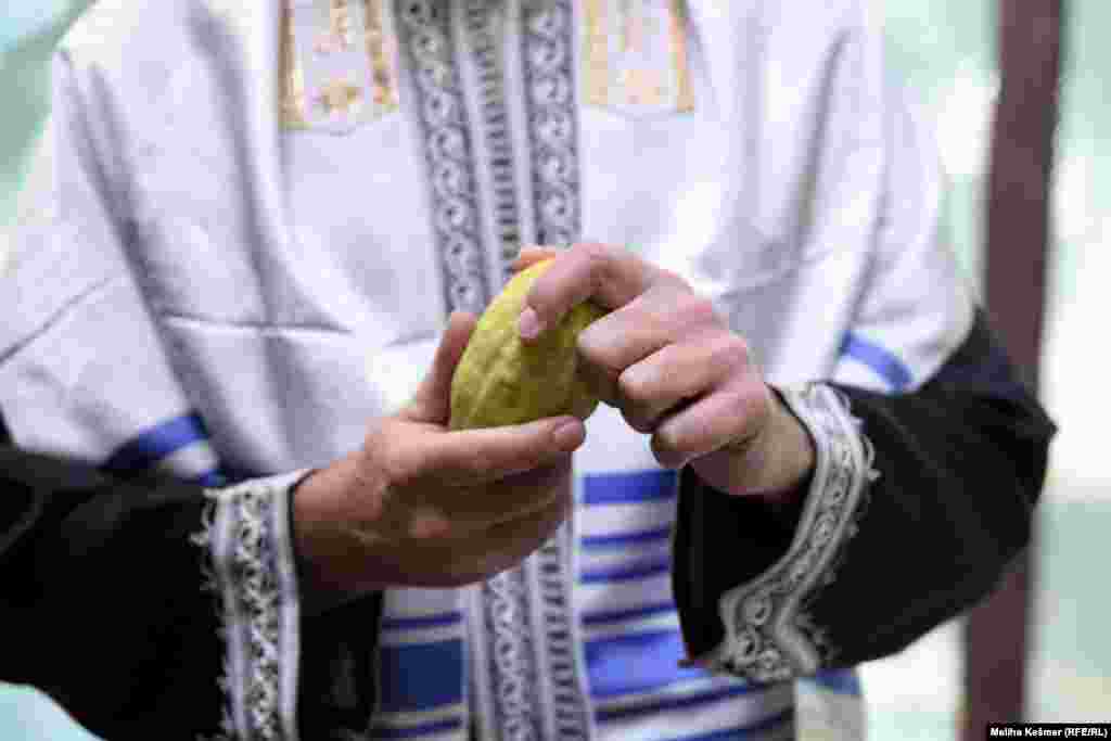 Pošto u BiH ne raste etrog, ove godine u Sarajevo ga je poslao rabin iz Crne Gore. 