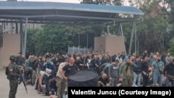 Mercenari români în timpul unei evacuări din Republica Democrată Congo. Nu e clar dacă și câți soldați din această imagine au lucrat sau nu în Armata Română.