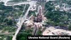 Вибух після спільної операції Нацгвардії України, Сил спеціальних операцій та СБУ з підриву мосту, що з'єднує Сєвєродонецьк із Лисичанськом та Рубіжним на Луганщині. Це кадр з відео, яке оприлюднила Нацгвардія 18 травня 2022 року 