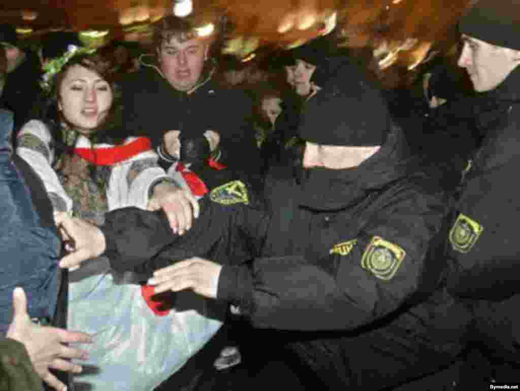 Судири меѓу белоруската полицијата и демонстранти на денот на Свети Валентин во Минск -