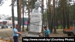 Усталяваньне помніка камуністычнаму дзеячу, паплечніку Сталіна Міхаілу Калініну ў Сьветлагорску 6 верасьня 2016 году