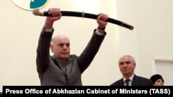 Аслан Бзанија на свечената инагурација