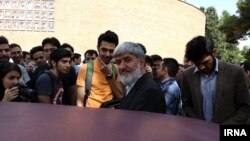 علی مطهری پیش از یکی از سخنرانی‌هایش در دانشگاه تهران