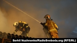 Рятувальники на місці повітряного удару, фото ілюстративне