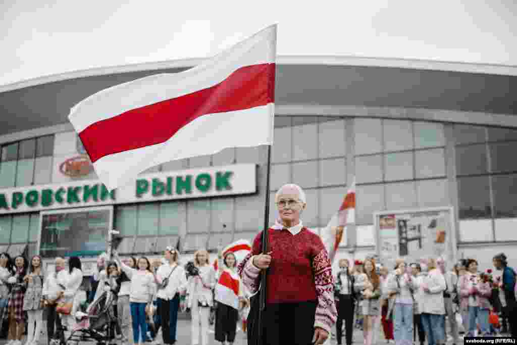Ніна Багінская на жаночай акцыі каля Камароўскага рынку 22 жніўня 2020 году. «Жаночыя маршы» праводзіліся штосуботу. У іх бралі ўдзел ад некалькіх соцень да дзесяці тысяч удзельніц 
