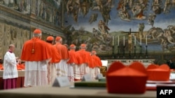 Fotografie distribuită de biroul de presă al Vaticanului care arată cardinalii stând la coadă în Capela Sixtină pentru a jura pe Biblie că nu vor dezvălui niciodată secretele deliberărilor lor înainte de începerea conclavului. 12 martie 2013.