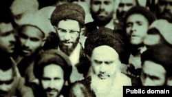 آیت‌الله خمینی و آیت‌الله خامنه‌ای (پشت سر او) در تصویری در فیس‌بوک منسوب به رهبر جمهوری اسلامی