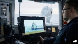 Un vas estonian patrulează în Marea Baltică ca parte a măsurilor de securitate luate în urma saboratejelor care au vizat cabluri de date submarine. 