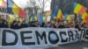 Peste 10.000 de persoane au luat parte duminică, 12 ianuarie 2025, la un protest inițiat de liderul AUR, George Simion, contra anulării alegerilor prezidențiale. Învingătorul din noiembrie, candidatul pro-rus Călin Georgescu, a plecat vineri în străinătate și nu a participat.