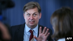 Maximilian Krah, europarlamentarul AfD care figurează în noul scandal de spionaj, s-a făcut remarcat luna aceasta pentru participarea la o campanie de sprijinire a platformei chinezești TikTok, despre care serviciile de informații spun că reprezintă un risc de securitate.