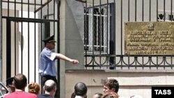 Грузија - Грузијци чекаат визи пред амбасадата на Русија во Тбилиси, 29 мај 2007