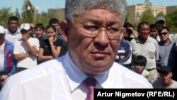 Маңғыстау облысы әкімі қызметін атқарып жүргенде наразы мұнайшылармен кездесуге келген Қырымбек Көшербаев. Жаңаөзен, 1 қыркүйек 2011 жыл.