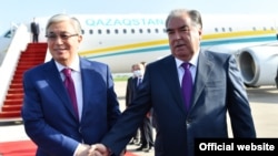 Казакстандын президенти Касым-Жомарт Токаев жана Тажикстандын президенти Эмомали Рахмон. 19-май, 2021-жыл