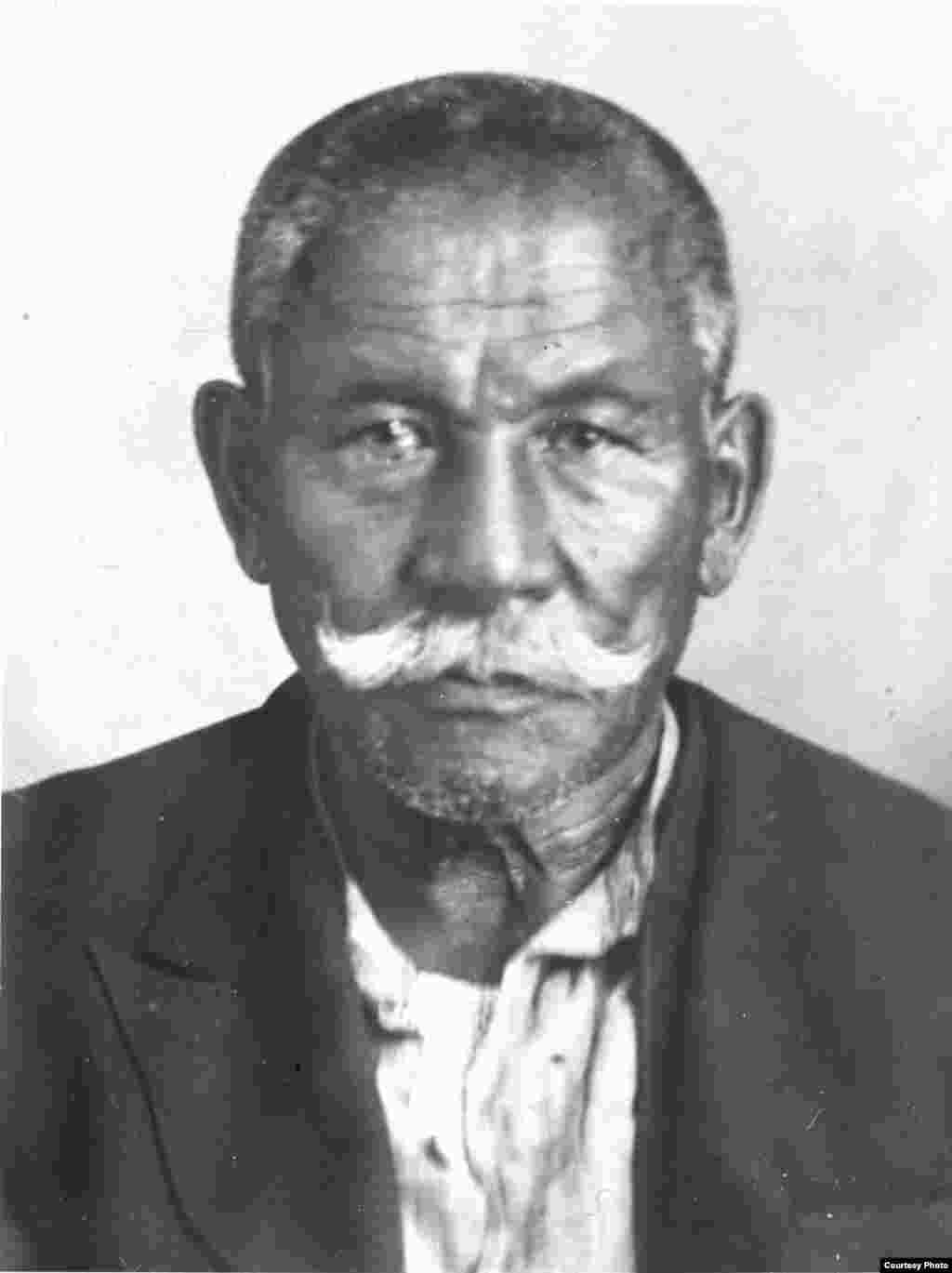 Алихан Букейханов был расстрелян в 1937 году. Это один из снимков, сделанный незадолго до расстрела в Бутырской тюрьме. 