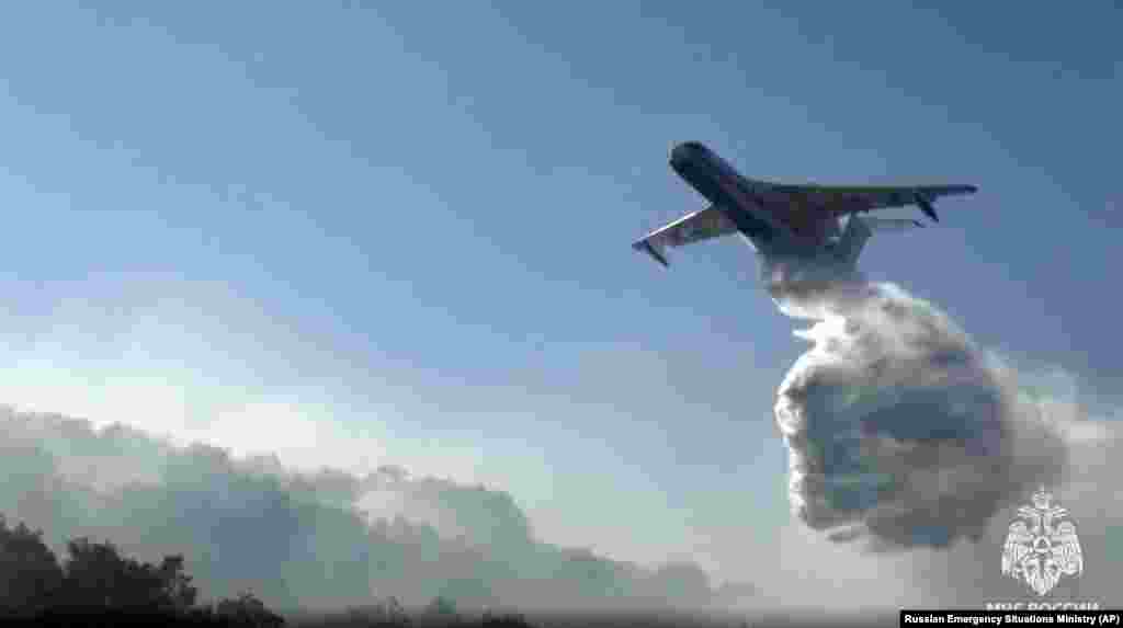 Beriev Be-200 ispušta vodu na požarom zahvaćeno područje
