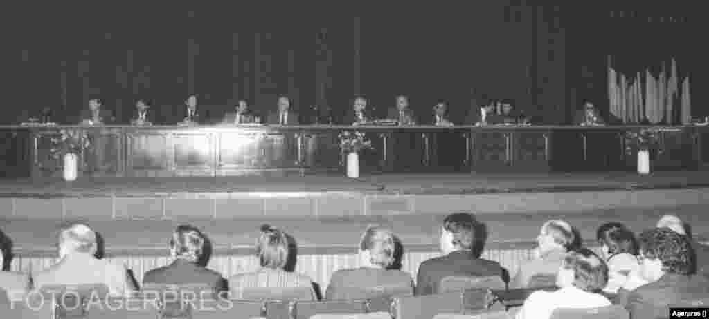 Primul Parlament de după Revoluție (Legislatura 1990 - 1992) - 395 de parlamentari - Adunarea Constituantă Partide reprezentate: FSN, UDMR, PNL, PNȚCD, Partidul Socialist Democratic Roman (PSDR), Partidul Ecologist Român (PER) și alte formațiuni minore. În imagine, lucrările Adunării Constituante, 1991.