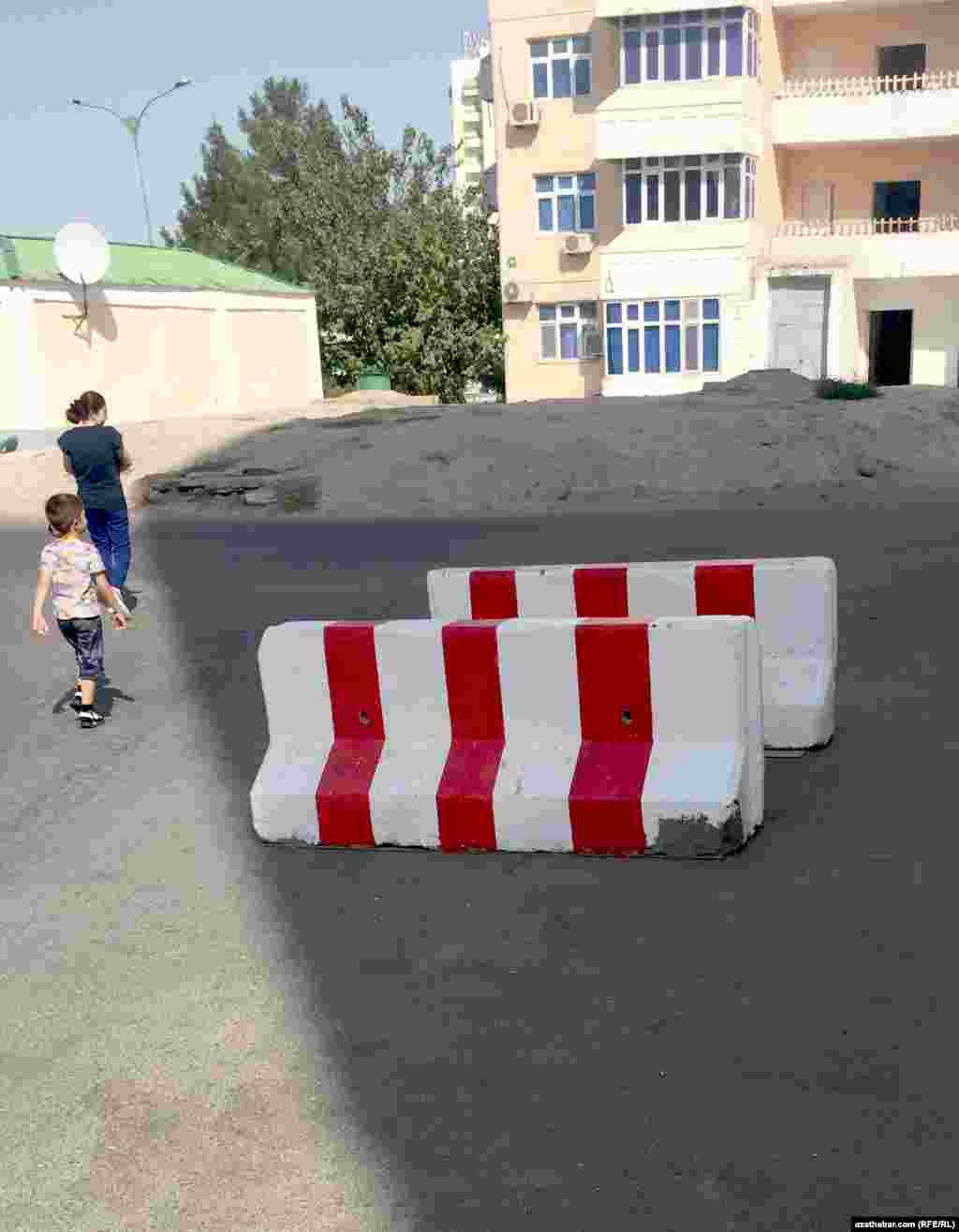 На улицах микрорайона установлены бетонные плиты 