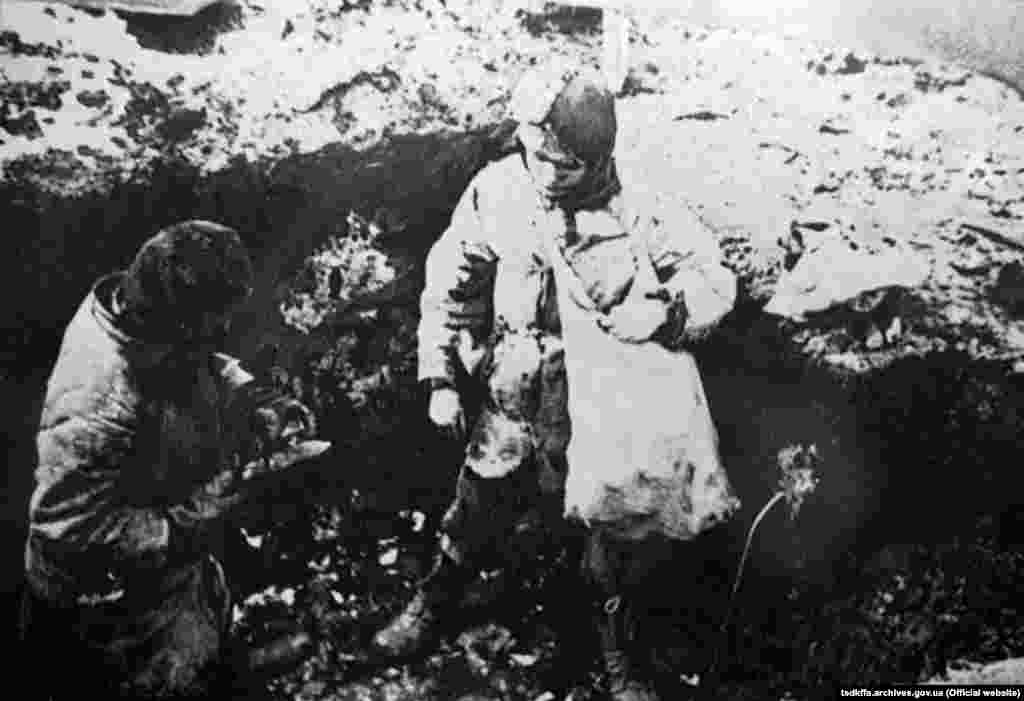  Голодні діти шукають їжу. Місце і дата зйомки: УССР, 1932-1933 рр