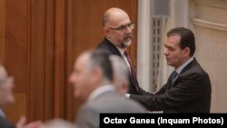 Liderii Coaliției trebuie să ajungă la un acord în Parlament pentru conducerea TVR, a Radioului Public și a agenției Agerpres. Kelemen Hunor, președintele UDMR, discută în Parlament cu Ludovic Orban, președintele PNL, 2021. 