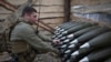 Украински офицер прегледува муниција во засолниште на линијата на фронтот во регионот Харкив (фотоархива)